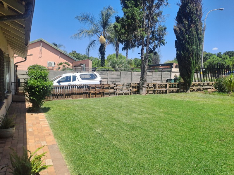 To Let 4 Bedroom Property for Rent in Brackendowns Gauteng