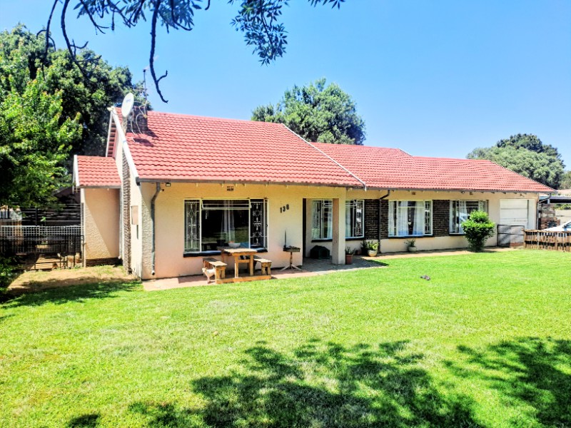 To Let 4 Bedroom Property for Rent in Brackendowns Gauteng