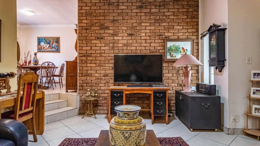 7 Bedroom Property for Sale in Zwartkop Gauteng