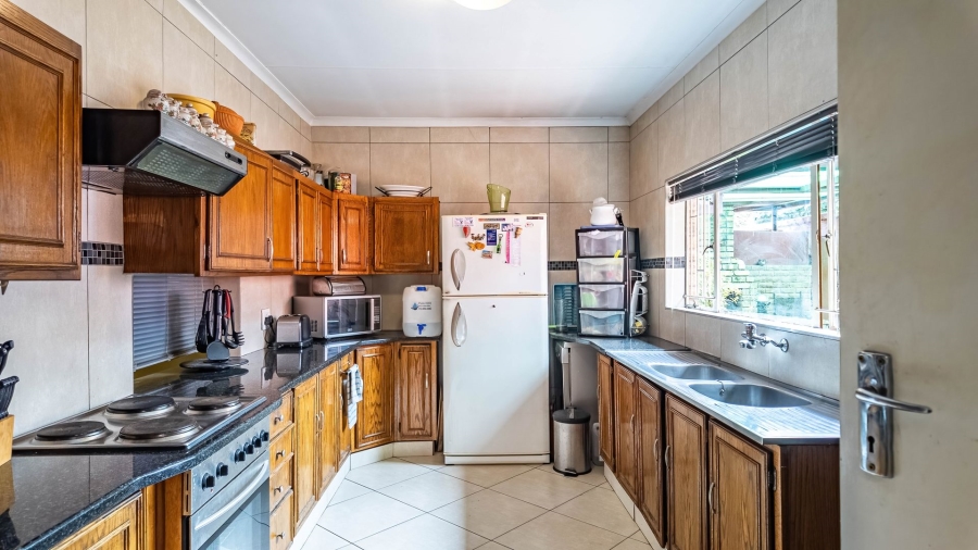 7 Bedroom Property for Sale in Zwartkop Gauteng