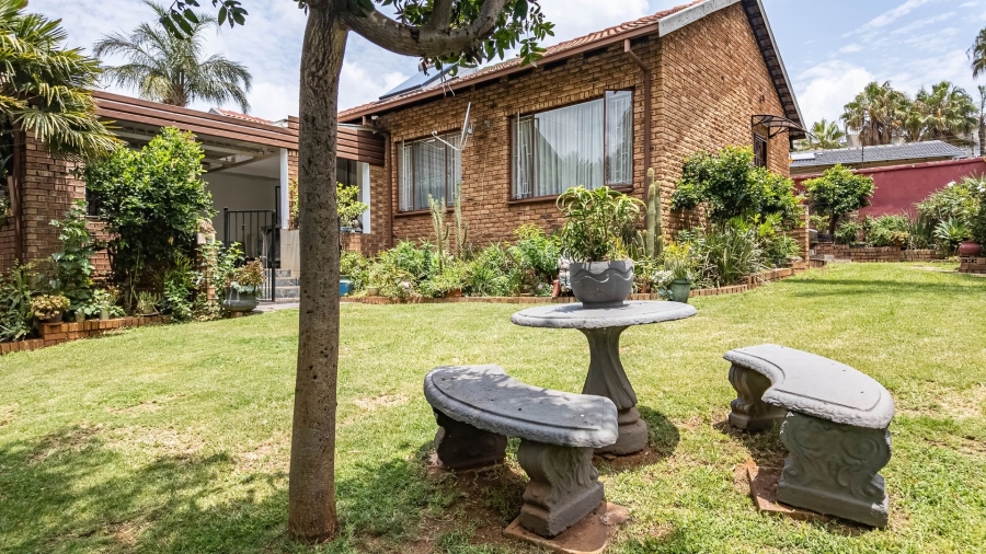 7 Bedroom Property for Sale in Zwartkop Gauteng