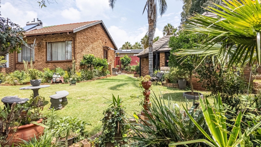 7 Bedroom Property for Sale in Zwartkop Gauteng