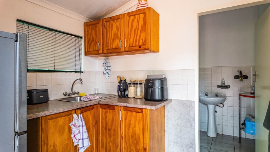 7 Bedroom Property for Sale in Zwartkop Gauteng