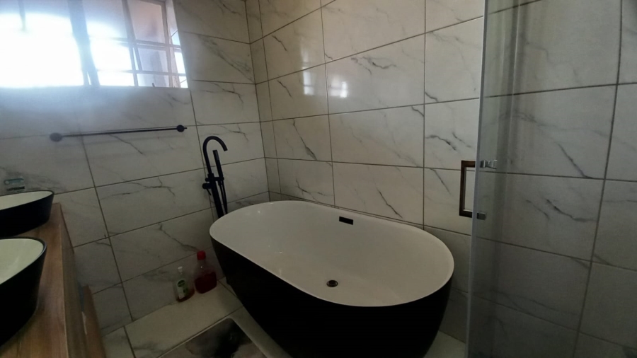 To Let 2 Bedroom Property for Rent in Noordwyk Gauteng