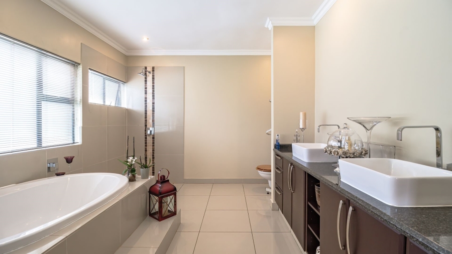 5 Bedroom Property for Sale in Serengeti Lifestyle Estate Gauteng