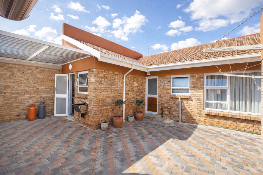 3 Bedroom Property for Sale in Roodekrans Gauteng