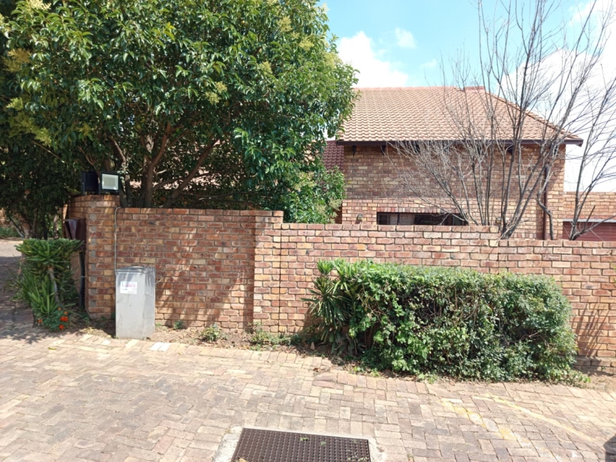 To Let 4 Bedroom Property for Rent in Halfway Gardens Gauteng