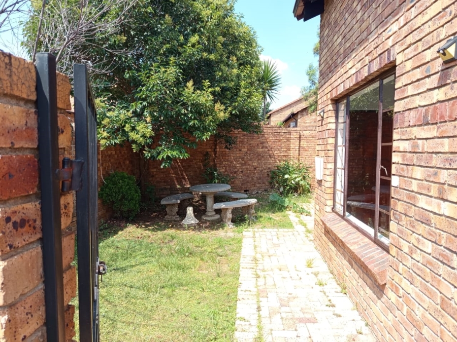 To Let 4 Bedroom Property for Rent in Halfway Gardens Gauteng