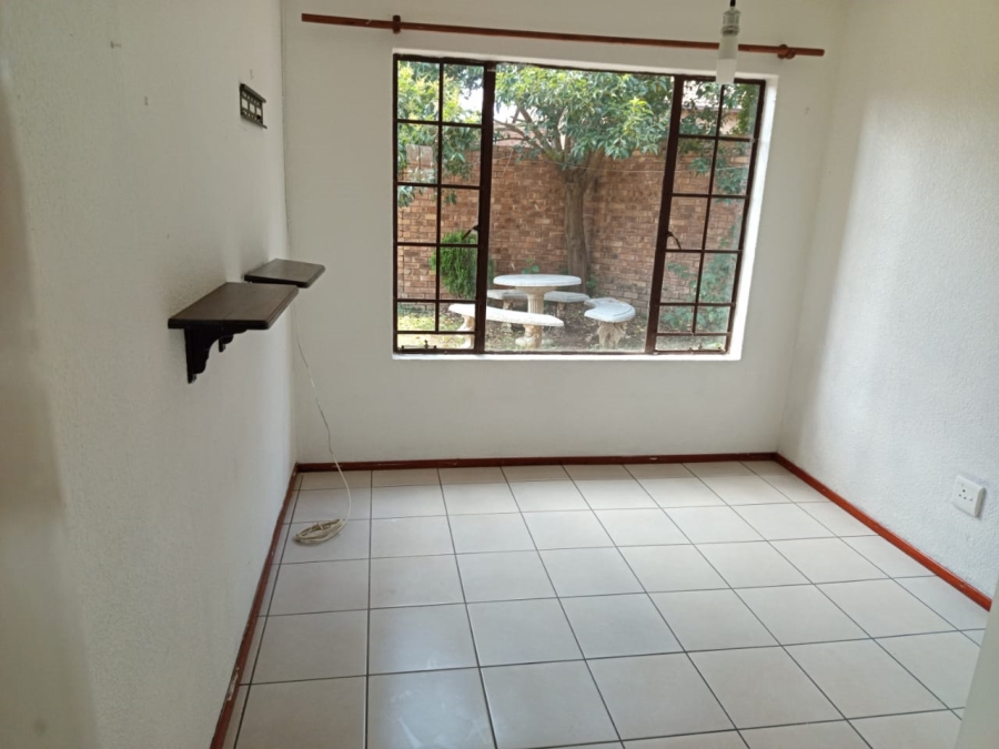 To Let 4 Bedroom Property for Rent in Halfway Gardens Gauteng