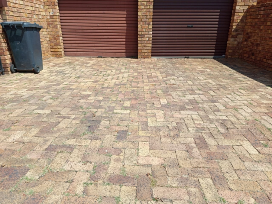 To Let 4 Bedroom Property for Rent in Halfway Gardens Gauteng