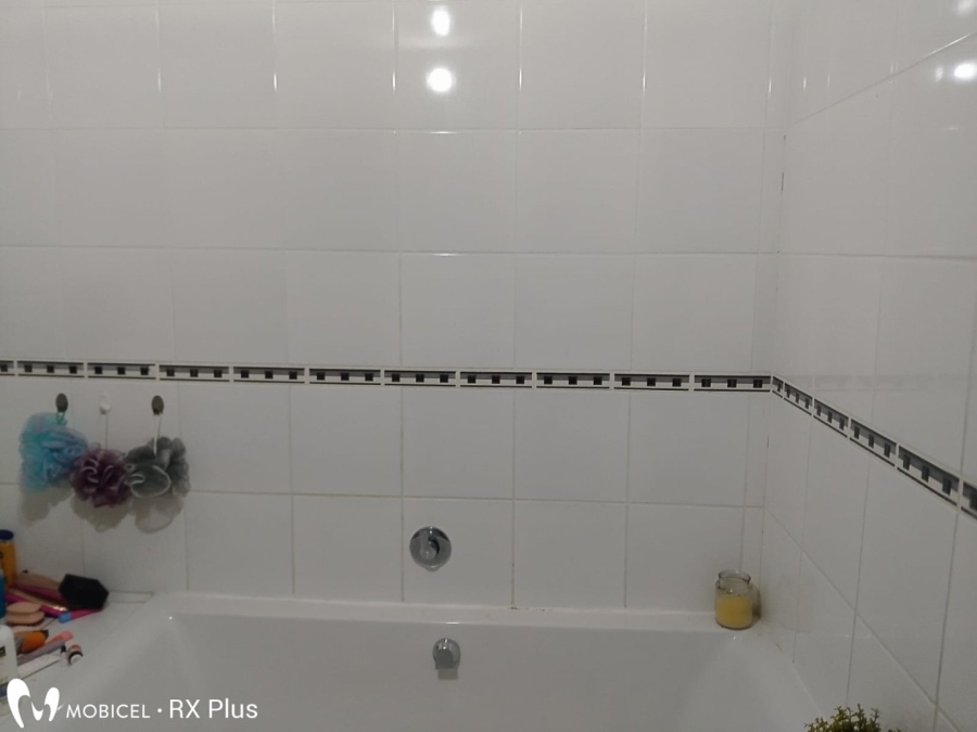 2 Bedroom Property for Sale in Mondeor Gauteng