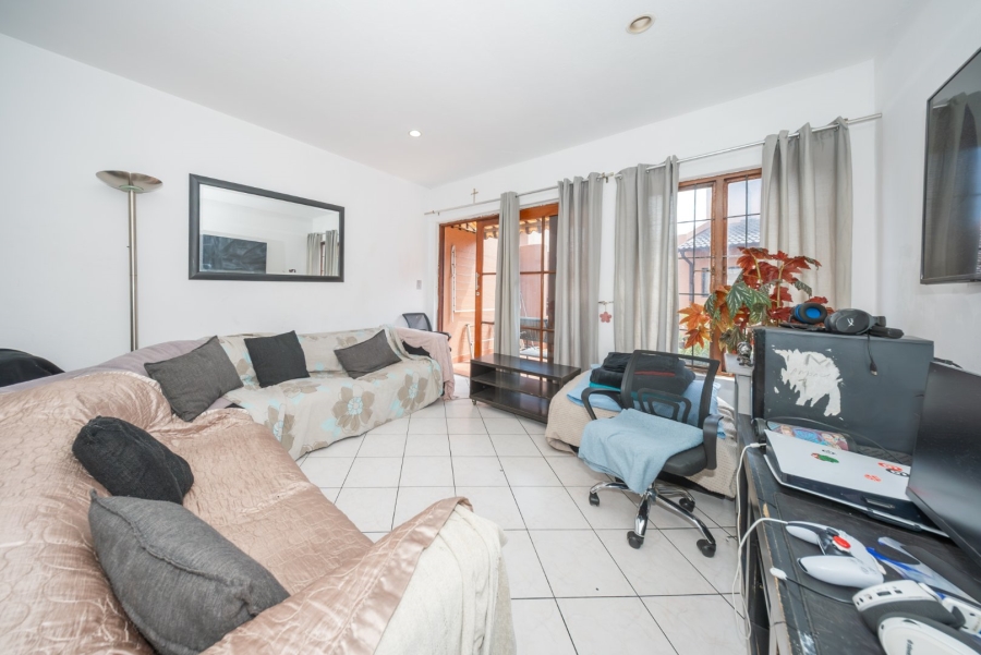 2 Bedroom Property for Sale in Buurendal Gauteng