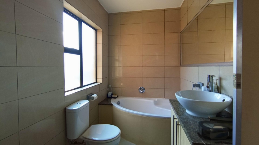 2 Bedroom Property for Sale in Rooihuiskraal North Gauteng