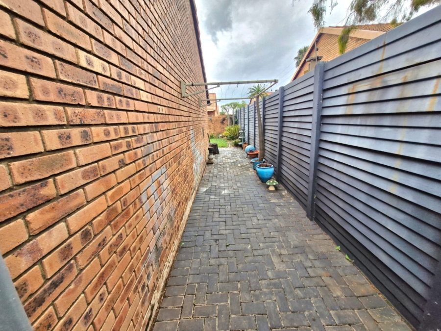 2 Bedroom Property for Sale in Annlin Gauteng