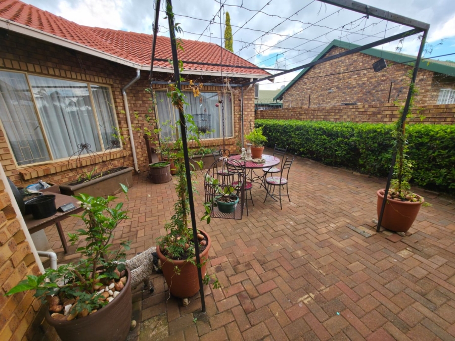4 Bedroom Property for Sale in Annlin Gauteng