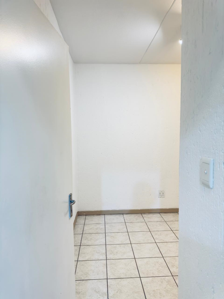 To Let 2 Bedroom Property for Rent in Douglasdale Gauteng