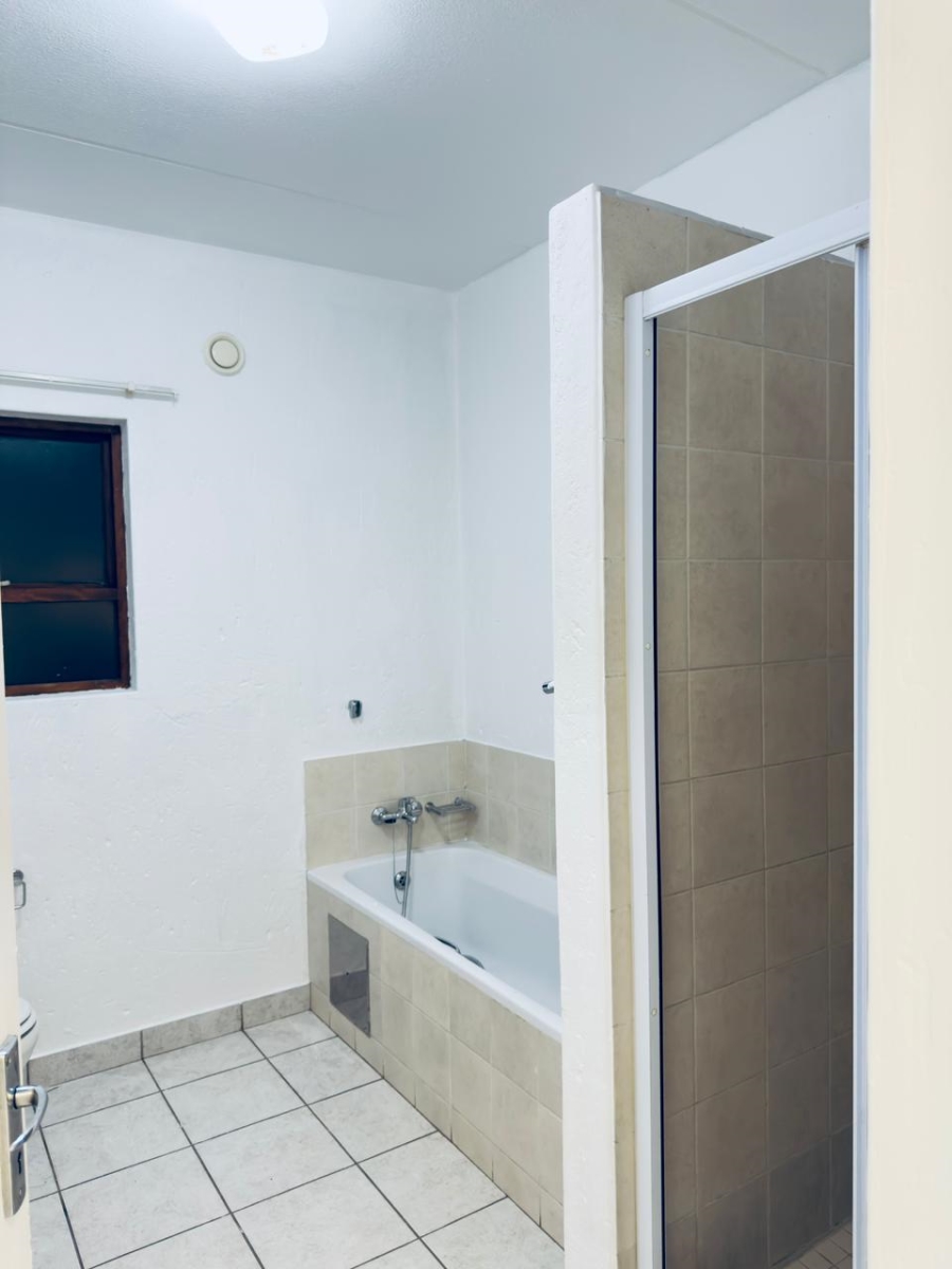 To Let 2 Bedroom Property for Rent in Douglasdale Gauteng