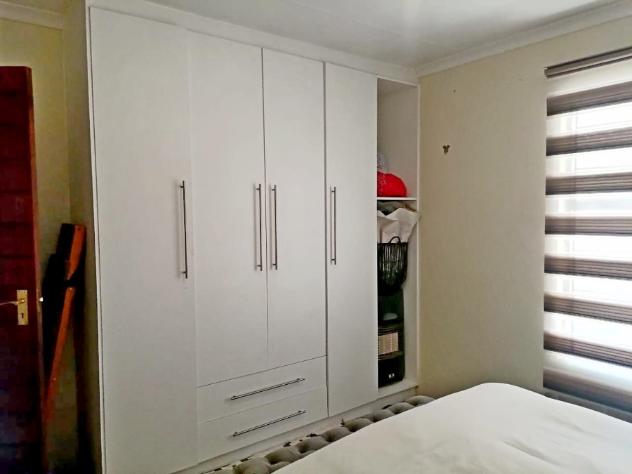 2 Bedroom Property for Sale in Blue Hills Gauteng