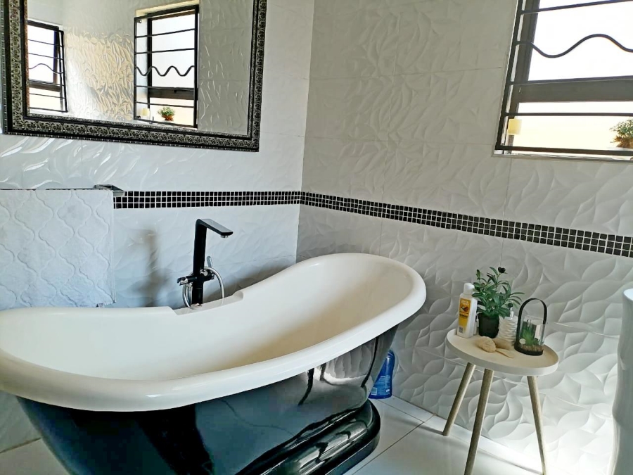 2 Bedroom Property for Sale in Blue Hills Gauteng