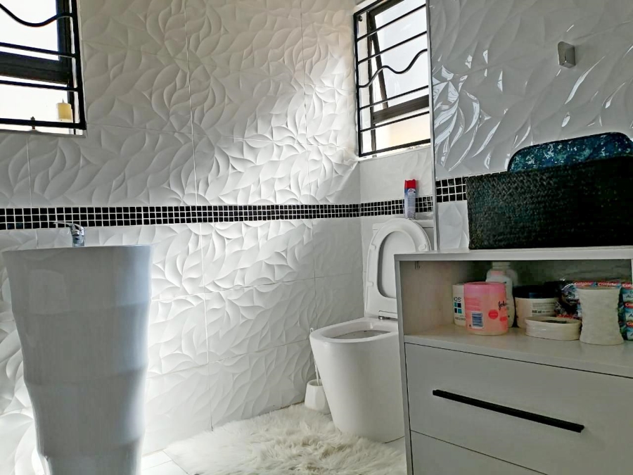 2 Bedroom Property for Sale in Blue Hills Gauteng