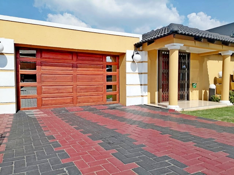 2 Bedroom Property for Sale in Blue Hills Gauteng