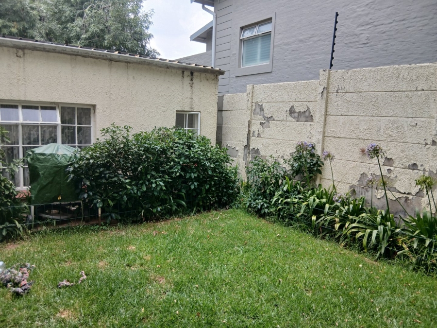 To Let 1 Bedroom Property for Rent in Waverley Gauteng