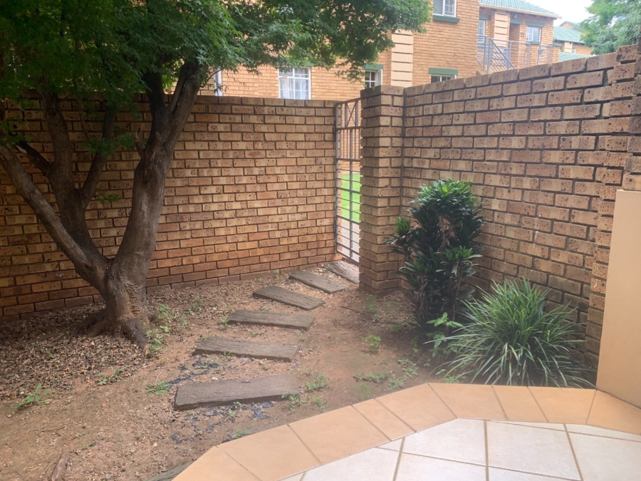 To Let 2 Bedroom Property for Rent in Die Hoewes Gauteng