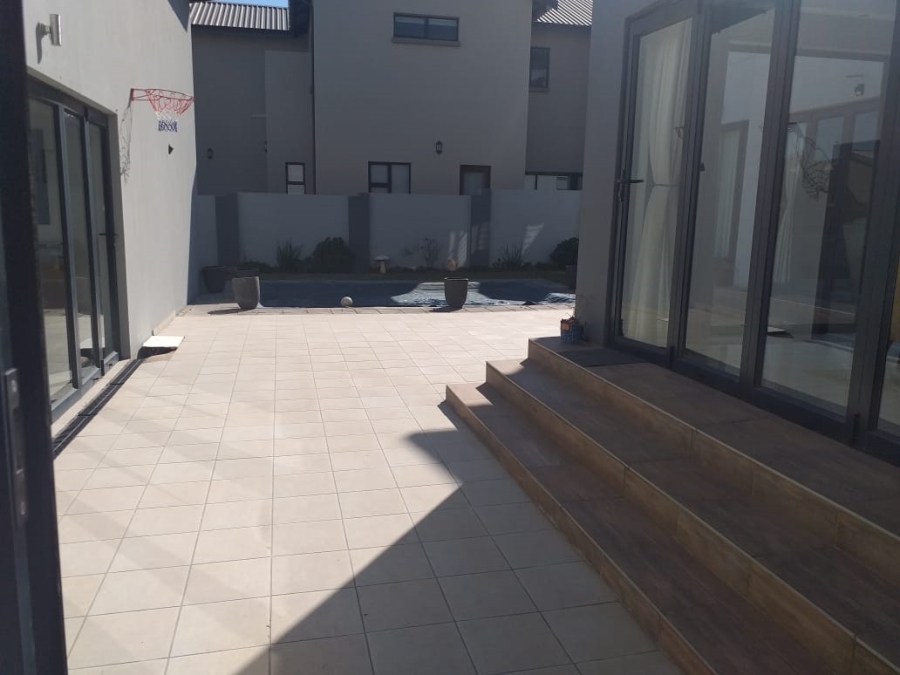 To Let 2 Bedroom Property for Rent in Waterfall Gauteng