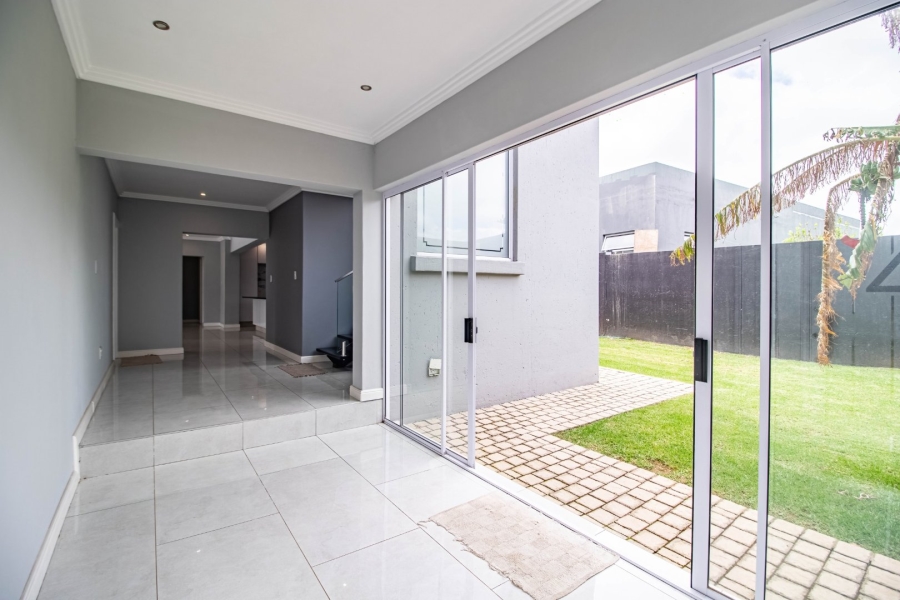 5 Bedroom Property for Sale in Greenstone Hill Gauteng