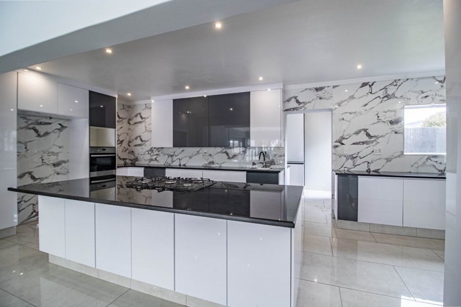 5 Bedroom Property for Sale in Greenstone Hill Gauteng