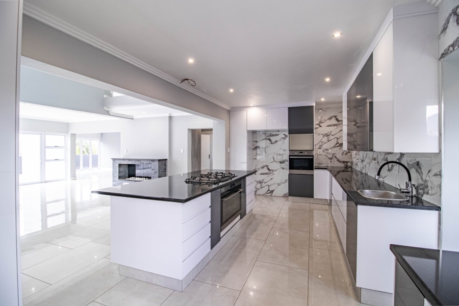 5 Bedroom Property for Sale in Greenstone Hill Gauteng