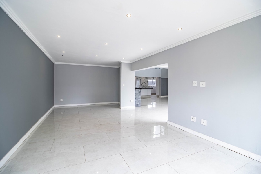 5 Bedroom Property for Sale in Greenstone Hill Gauteng