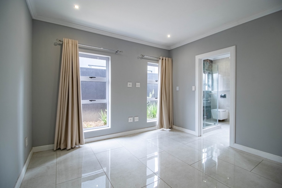 5 Bedroom Property for Sale in Greenstone Hill Gauteng