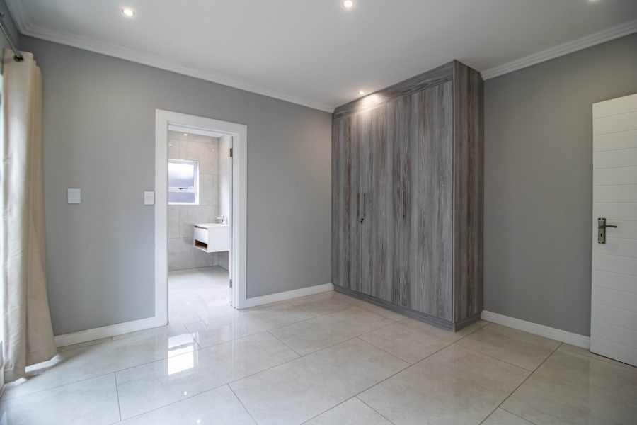 5 Bedroom Property for Sale in Greenstone Hill Gauteng