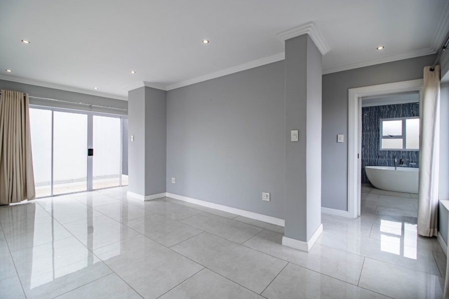 5 Bedroom Property for Sale in Greenstone Hill Gauteng