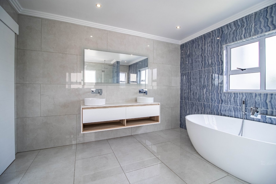 5 Bedroom Property for Sale in Greenstone Hill Gauteng