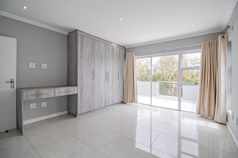 5 Bedroom Property for Sale in Greenstone Hill Gauteng