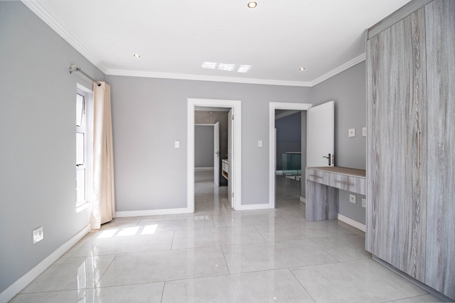 5 Bedroom Property for Sale in Greenstone Hill Gauteng