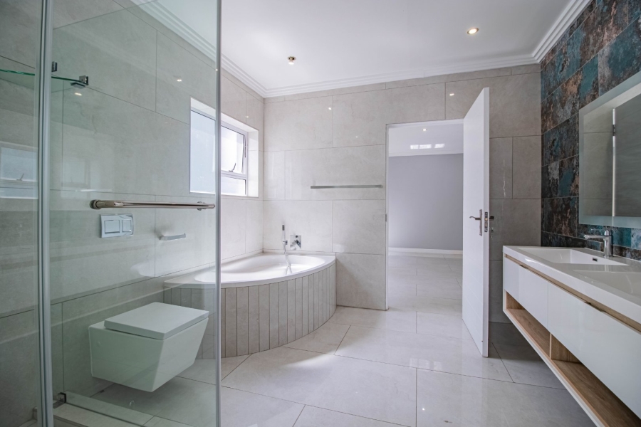 5 Bedroom Property for Sale in Greenstone Hill Gauteng