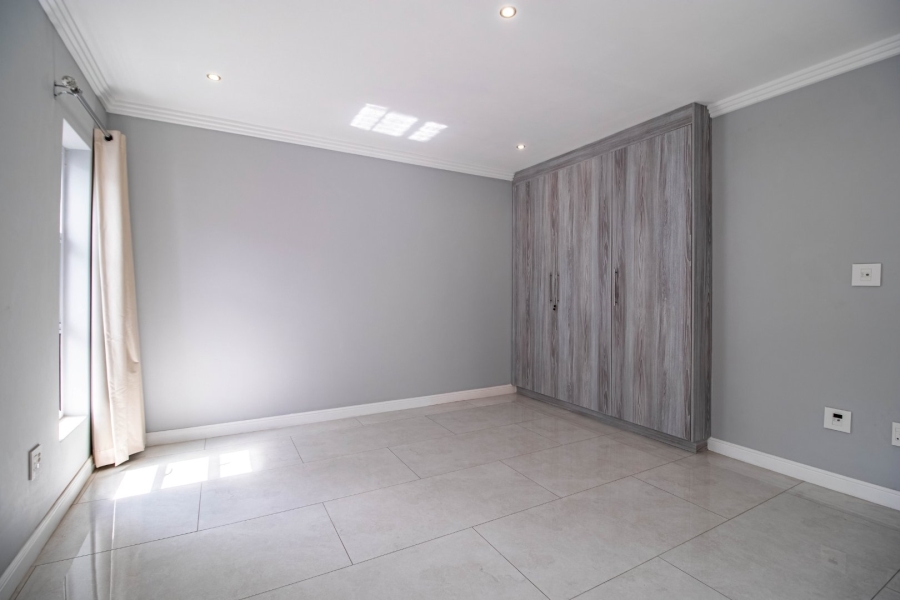 5 Bedroom Property for Sale in Greenstone Hill Gauteng