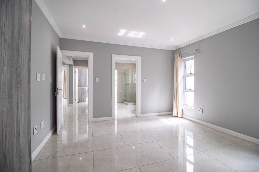 5 Bedroom Property for Sale in Greenstone Hill Gauteng