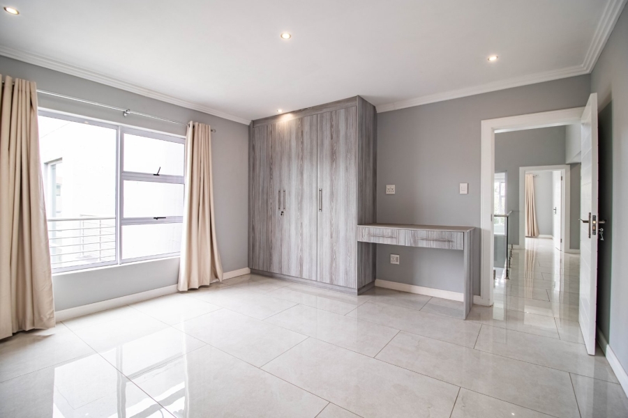 5 Bedroom Property for Sale in Greenstone Hill Gauteng