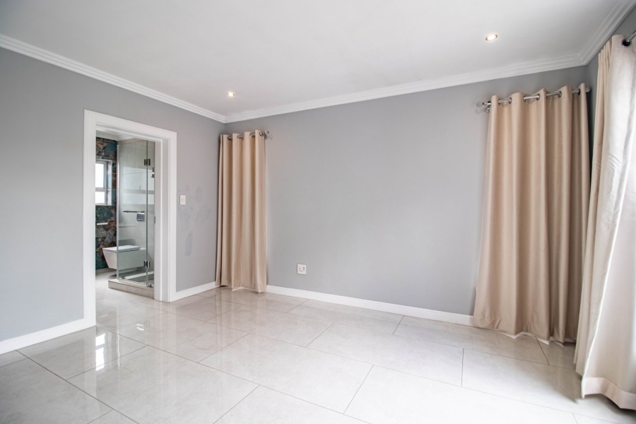 5 Bedroom Property for Sale in Greenstone Hill Gauteng