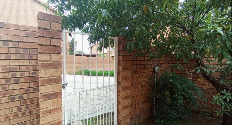 2 Bedroom Property for Sale in The Reeds Gauteng