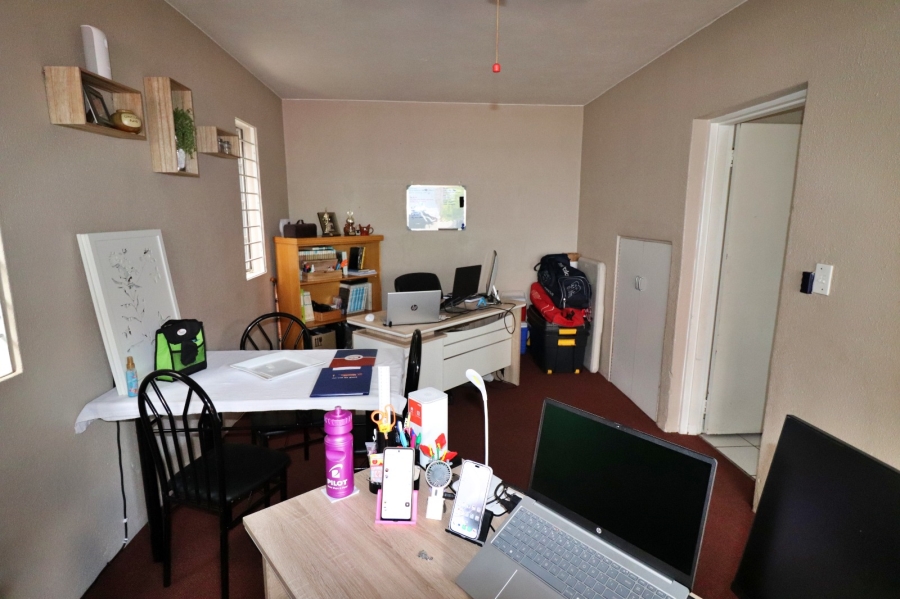  Bedroom Property for Sale in Buurendal Gauteng