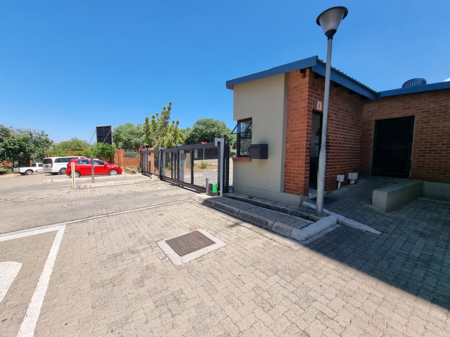 2 Bedroom Property for Sale in Die Hoewes Gauteng