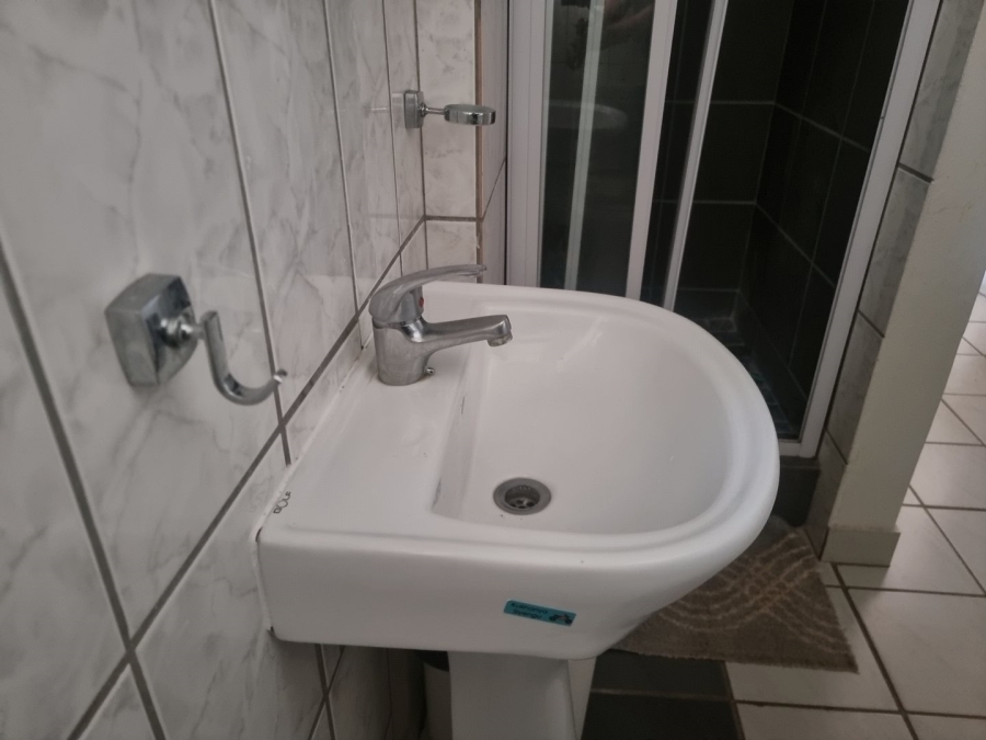 2 Bedroom Property for Sale in Die Hoewes Gauteng