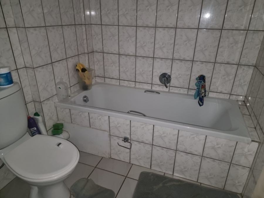 2 Bedroom Property for Sale in Die Hoewes Gauteng