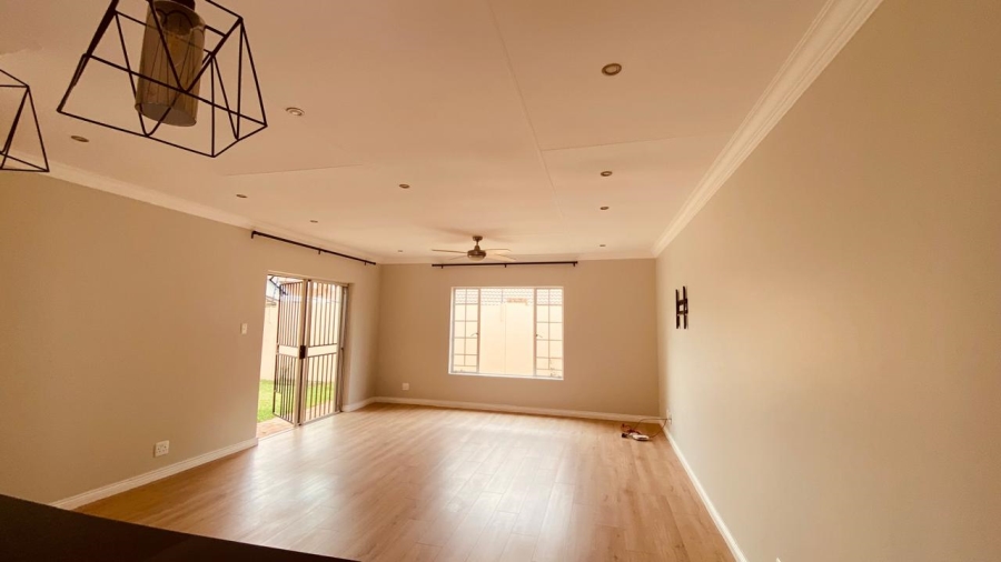 2 Bedroom Property for Sale in Rooihuiskraal North Gauteng