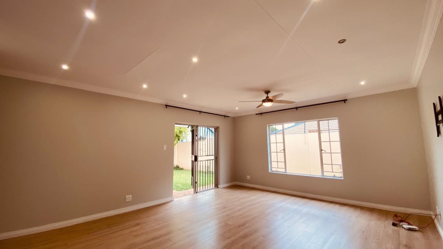 2 Bedroom Property for Sale in Rooihuiskraal North Gauteng